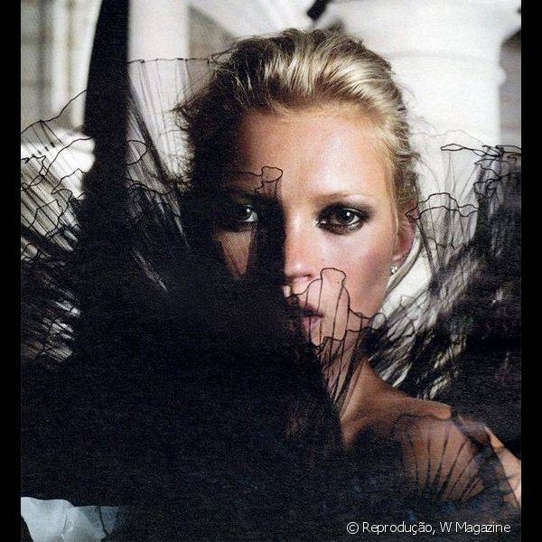 Para um visual rocker, a sombra e o delineado preto podem ganhar uma estética mais borrada como nesse editorial para a W Magazine, em 2000